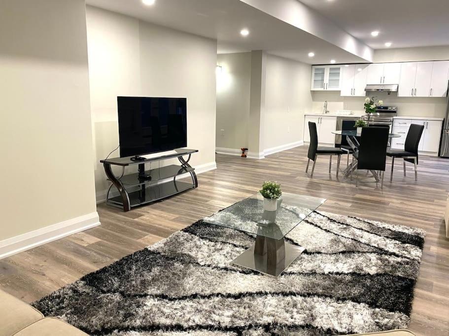 Beautiful Walk Out Basement Apartment In Pickering Near Beach Exterior photo
