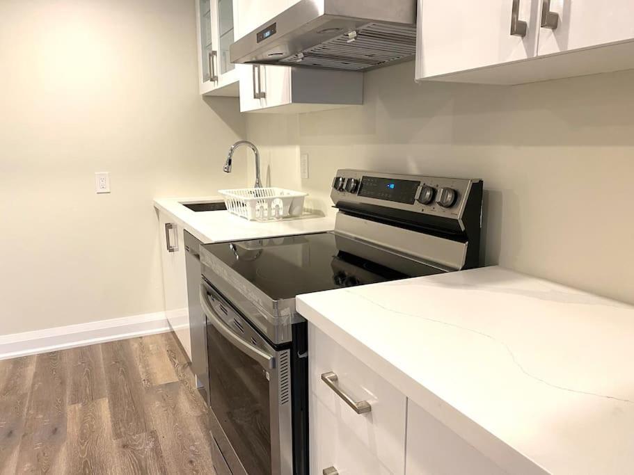 Beautiful Walk Out Basement Apartment In Pickering Near Beach Exterior photo